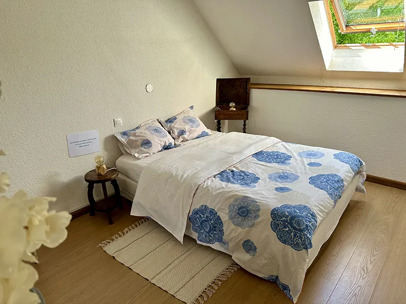 vue sur une chambre à lit double du gîte de la genetoye à Autun